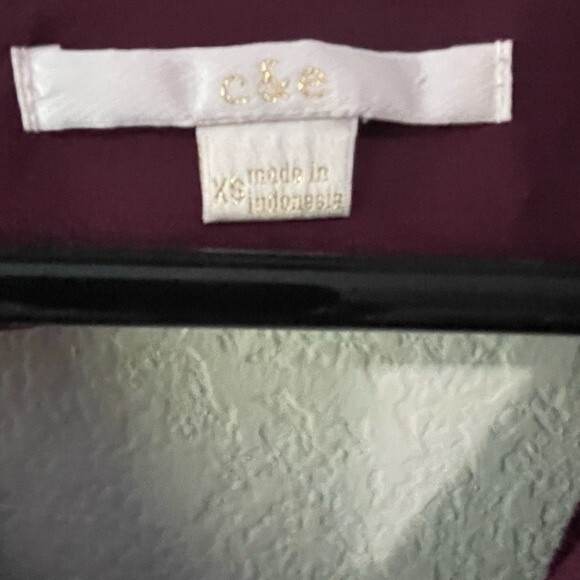 C & E Maroon 3/4 Sleeve Blouse with Triangle Cutout in Back Soft Mesh Lining XS - Picture 2 of 7